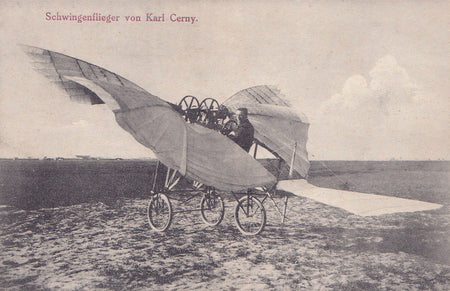 Postkarte aufgelegt 1926, Schwingenflieger von Karl Cerny, der Erfinder am Steuer. Das Foto stammt von 1914 und zeigt den Schwingenflieger mit voll entfalteten Flügeln.